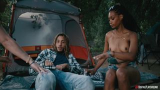 Chanel Camryn scopa all'aperto con Addis Fouche e Derek Savage