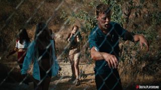 Anna Claire offre il suo culo a Seth Gamble per la sopravvivenza