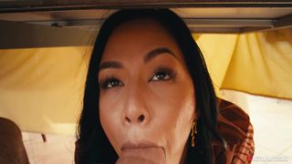 Scarlett Alexis succhia il timido Nick Strokes a colazione!