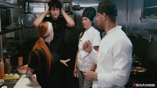 Il chef Cubbi Thompson scopa il sous-chef Mike Ox in cucina