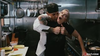 Il chef Cubbi Thompson scopa il sous-chef Mike Ox in cucina