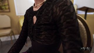 La vedova allegra inizia a scopare dopo il funerale del marito