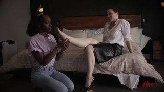 Sesso lesbico interrazziale del buono tra Lacey London e Jessica Ryan