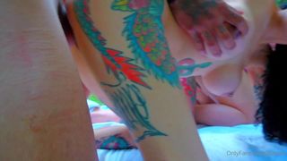 Kitzia Suarez e la sua amica trans approfittano di tutti questi cazzi.