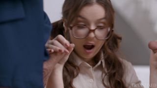 Leana Lovings arriva a casa delle sue amiche tranny che la mettono a succhiare
