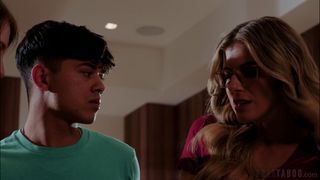 Cole scopa la sua sorellastra, Frankie, e la sua matrigna, Pia