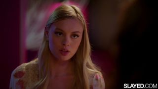 Amber Moore e Freya Parker si baciano prima di un fuck lesbico!