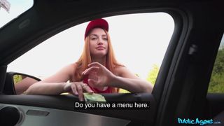 La rossa Julia Maze prende una pausa per succhiare un cazzo!