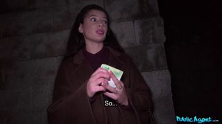 L'Ucraina Asandra Dewy si fa pagare per scopare a pecorina