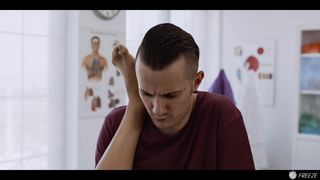 Nello studio medico si approfitta della dottoressa congelata