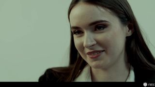 In piena intervista di lavoro congela questa bella donna