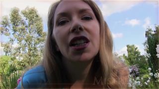 Si filma mostrando le sue tette e il suo culo sensualmente all'aperto