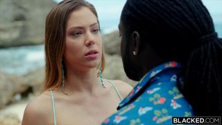 Avery Cristy accarezza il grosso cazzo nero di Freddy sulla spiaggia