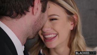 Naomi Swann succhia il grosso cazzo nero del capo del suo ragazzo!